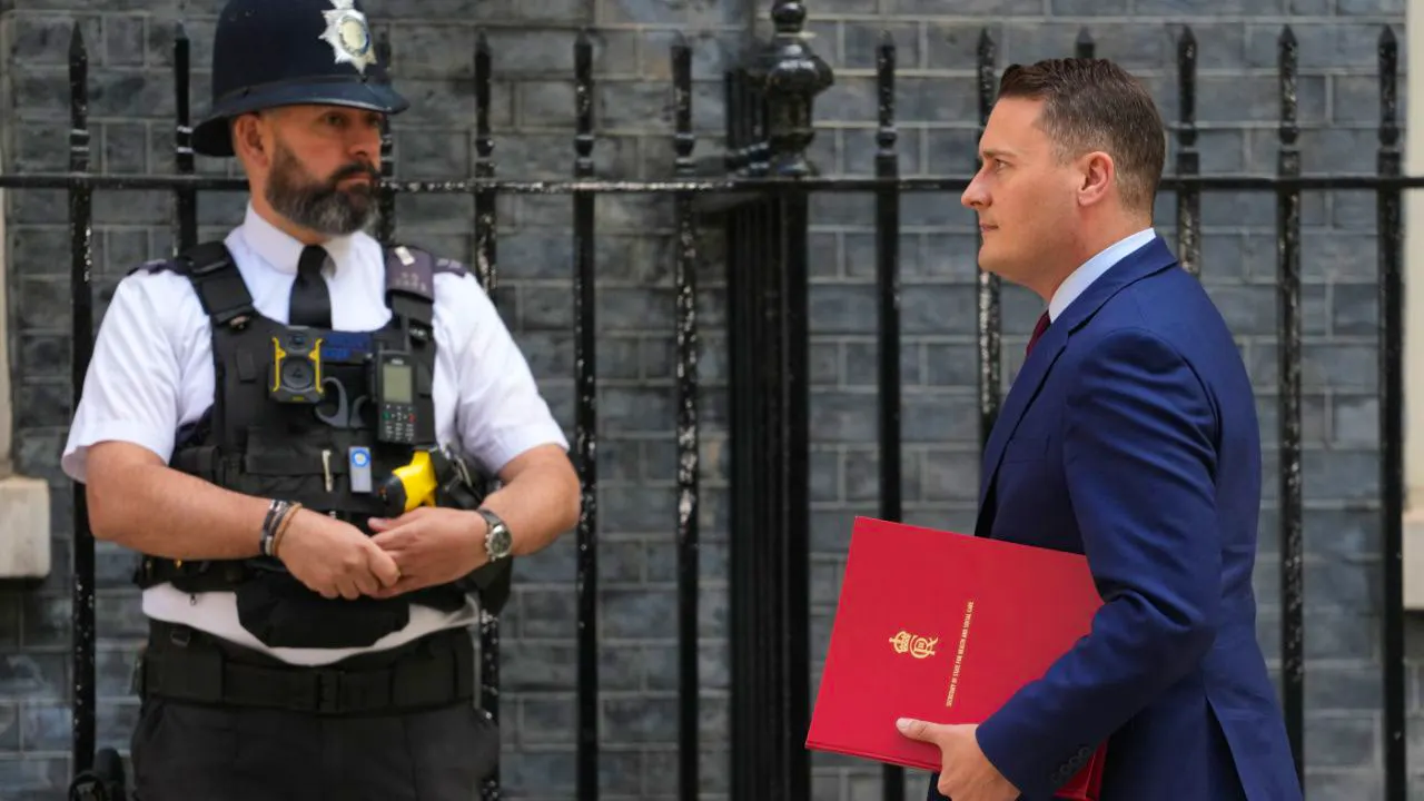Great Britain. Resigned minister: Will run against Starmer