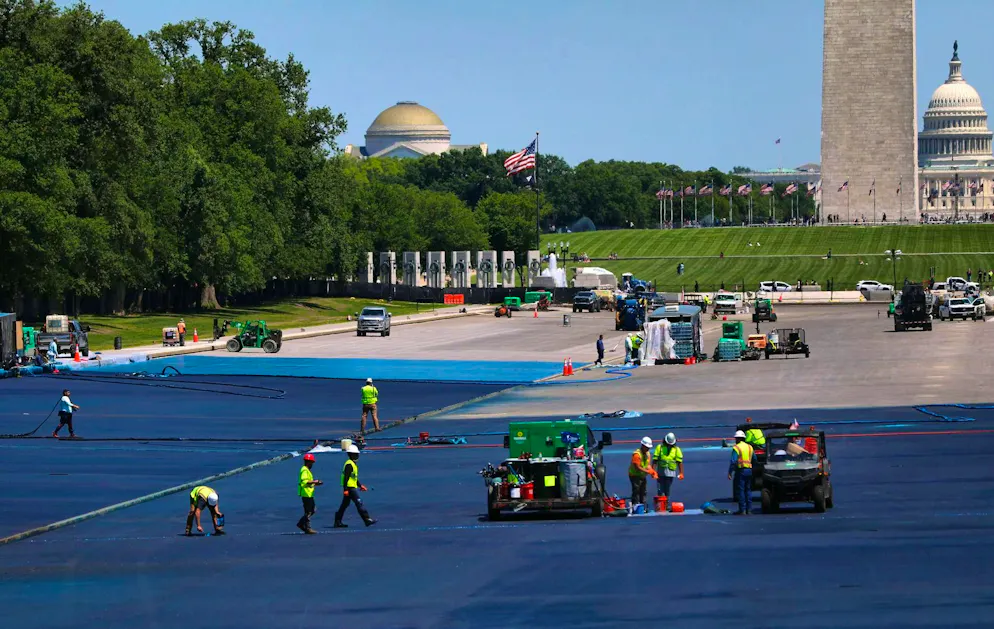 Trump has the water basin in front of the Lincoln Memorial statue painted in the "blue of the American flag".