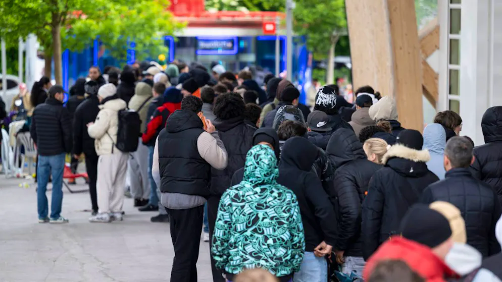 Swatch et Audemars Piguet: des centaines de personnes font la queue – Gallery. Des centaines de personnes ont bravé le froid à Bienne (BE).