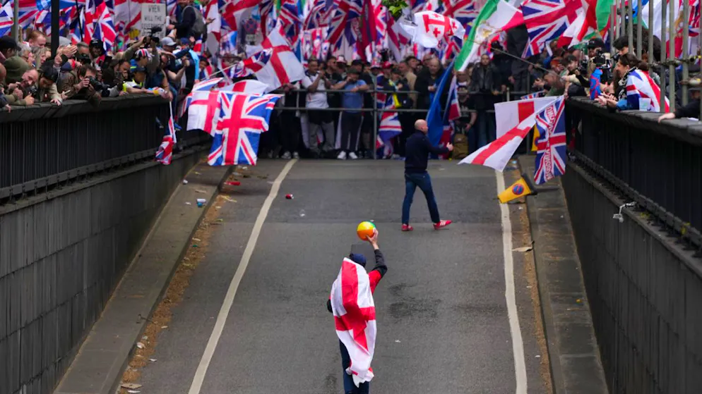Reconnaissance faciale, blindés, hélicoptères. Londres se barricade avant une gigantesque marche d’extrême-droite