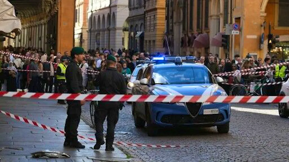 Im italienischen Modena fuhr ein Wagen mit hoher Geschwindigkeit gezielt auf den Fussgängerweg und erfasste eine Gruppe von Passanten.