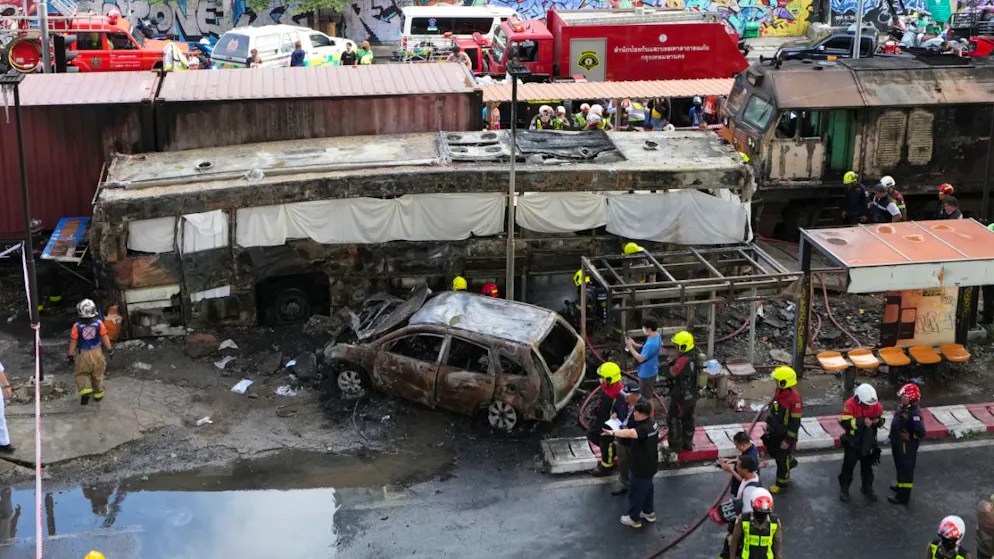Une collision entre un train de marchandises et un bus a fait au moins huit morts et une trentaine de blessés à Bangkok. Le bus s'est tout de suite enflammé après le choc.