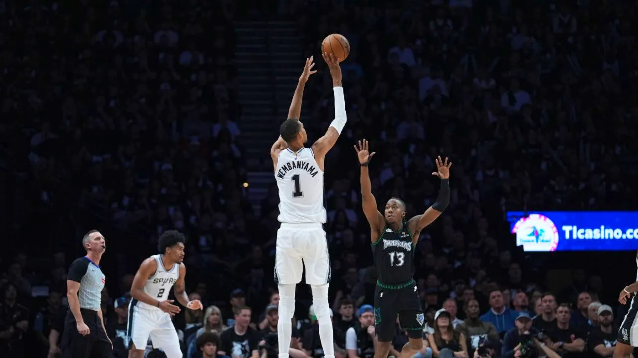 Basketball. San Antonio mit Victor Wembanyama eine Runde weiter