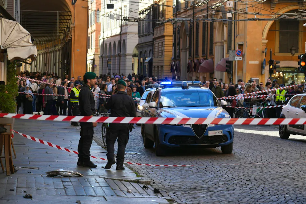 Auto travolge passanti a Modena -16 maggio 2026. Non si conoscono ancora i motivi del gesto.