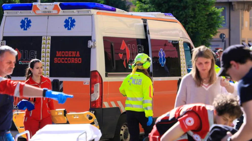 Emilia-Romagna. Auto falcia pedoni a Modena, 4 feriti gravi. La scena filmata dalle telecamere di sorveglianza. Ecco cosa si sa