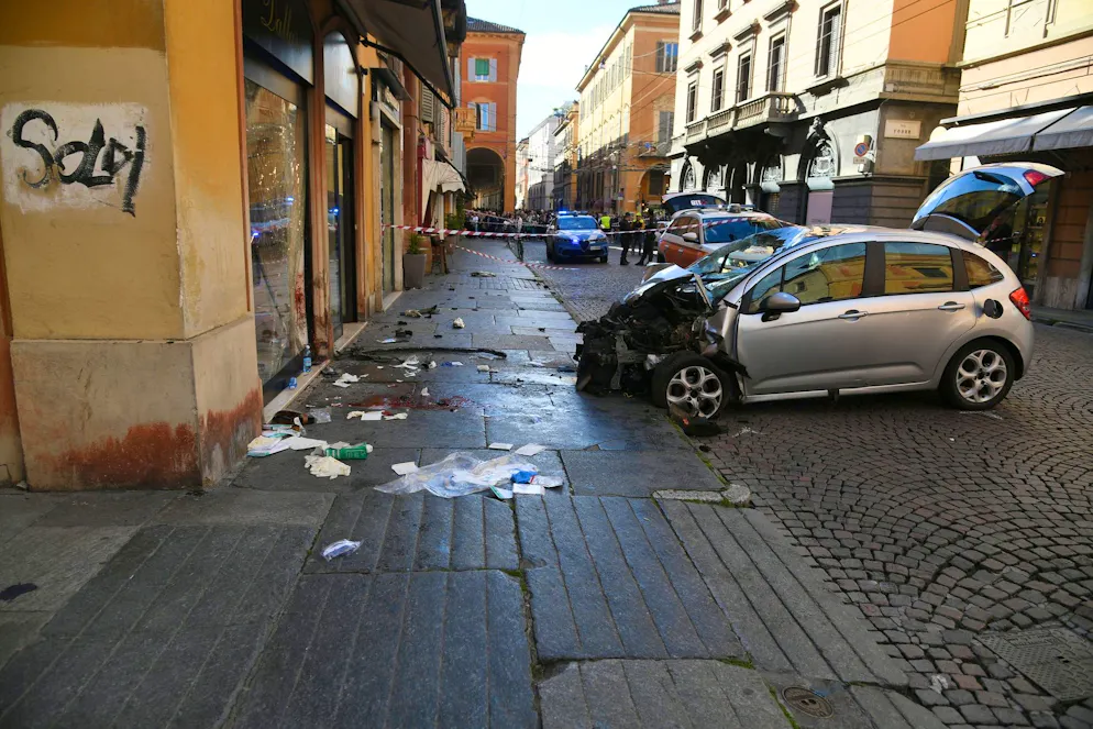Auto travolge passanti a Modena -16 maggio 2026. L'auto del conducente che ha investito otto persone è parzialmente distrutta.