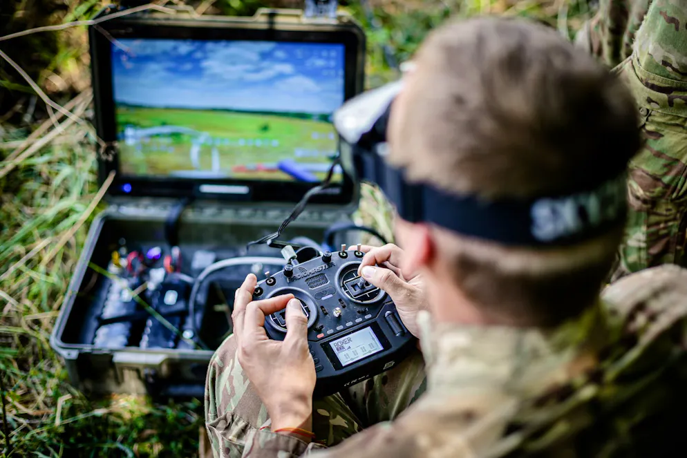 Die Drohnen werden direkt von Piloten gesteuert. 