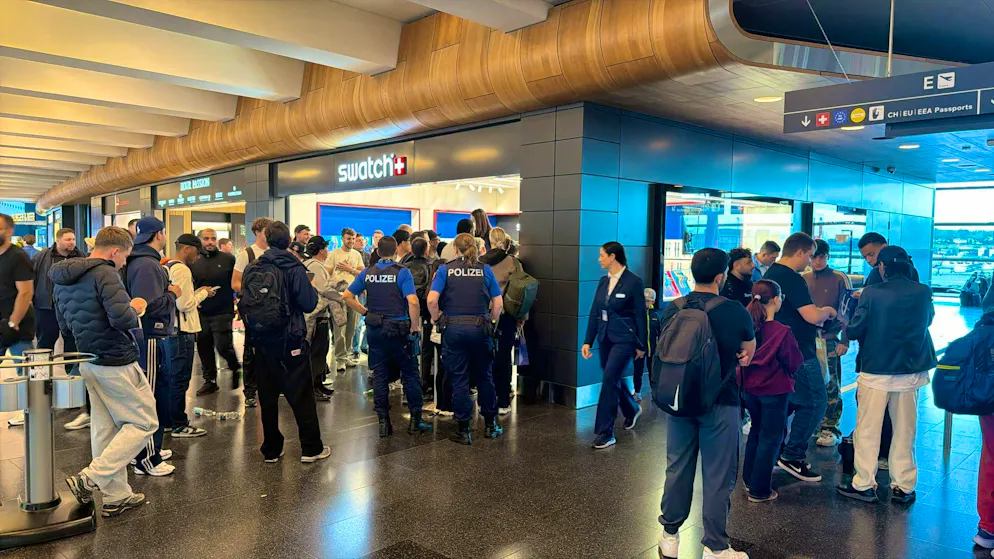 Zurigo: i fan in fila per acquistare il nuovo Royal Pop di Swatch. I fan fanno la fila all'aeroporto di Zurigo per il nuovo orologio speciale di Swatch.