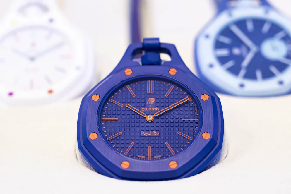 Swatch et Audemars Piguet: des centaines de personnes font la queue – Gallery. La collection réunit deux «icônes», la Royal Oak d'Audemars Piguet et la Pop de Swatch, célèbre pour ses couleurs et son design modulable dans les années 80, écrit l'horloger biennois sur son site.