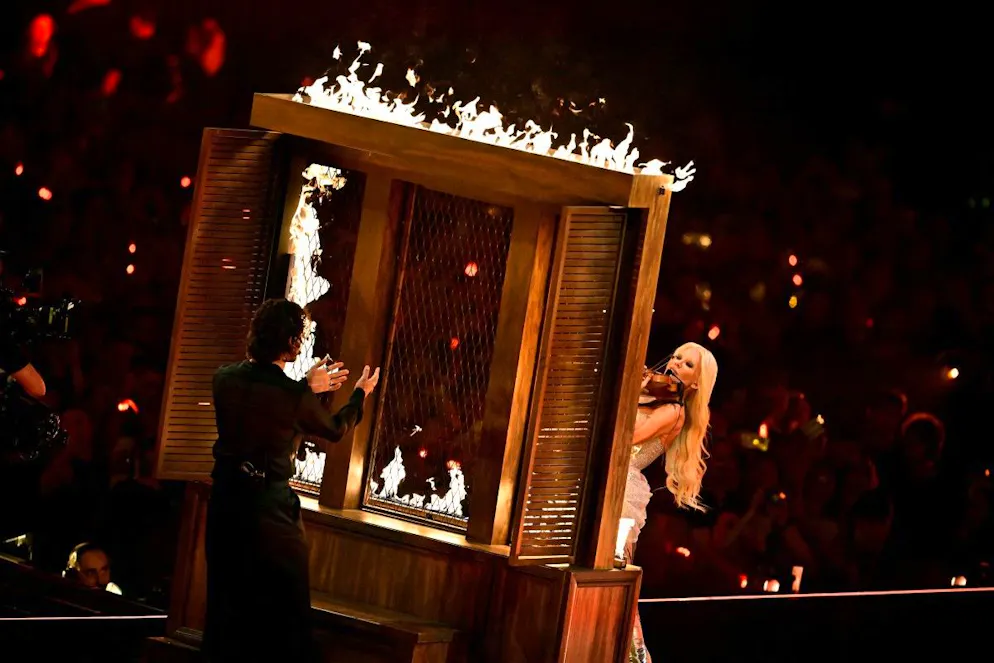 Eurovision - Finale 2026. <strong>Finlande:</strong> le duo entre la violoniste Linda Lampenius, 56 ans, et le chanteur pop Pete Parkkonen, 36 ans, fait mouche auprès du public avec un titre, «Liekinheitin», «Lance-flammes», interprété en finnois sur une mise en scène passionnée.