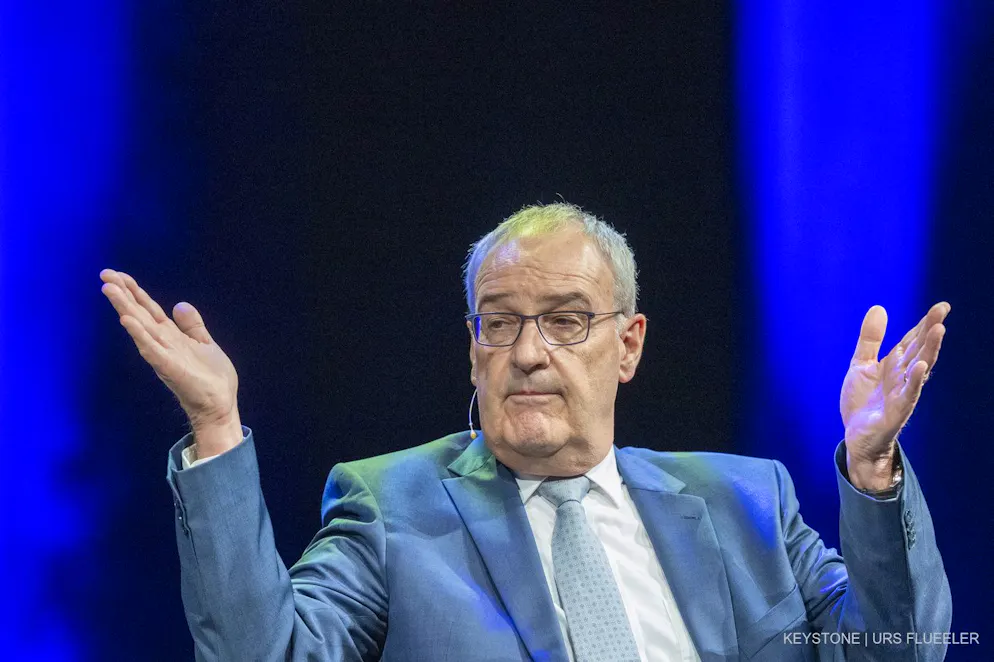 Der Schweizer Bundespräsident Guy Parmelin ist «überrascht», dass die EU gleich zwei «heikle Fragen» innert kurzer Zeit auf den Tisch bringe, während das Vertragspaket im Parlament verhandelt werde.