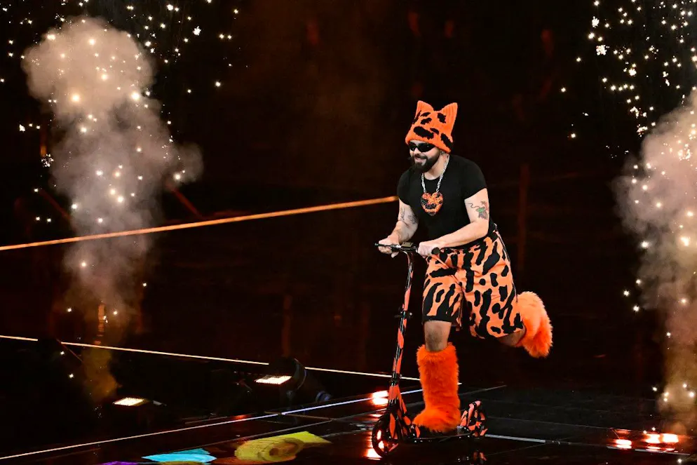 Eurovision - Finale 2026. <strong>Grèce:</strong> La chanson «Ferto», soit «Ramène ça!», d'Akylas Mytilineos, évoque sur un son dynamique et mordant, enrichi d'une identité grecque, la soif de gloire et de fortune d'un fils voulant couvrir sa mère de tout ce qui leur a manqué dans son enfance.