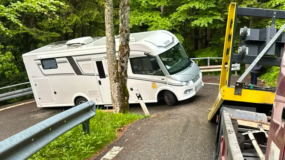 Extensive towing operation on the Balmberg SO. Senior gets stuck with motorhome on steep pass road