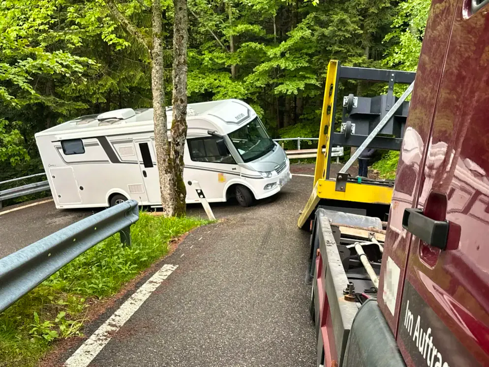 Plötzlich gings nicht mehr vorwärts und auch nicht mehr zurück. Das über 3,5 Tonnen schwere Reisemobil musste in einer aufwändigen Aktion abgeschleppt werden.