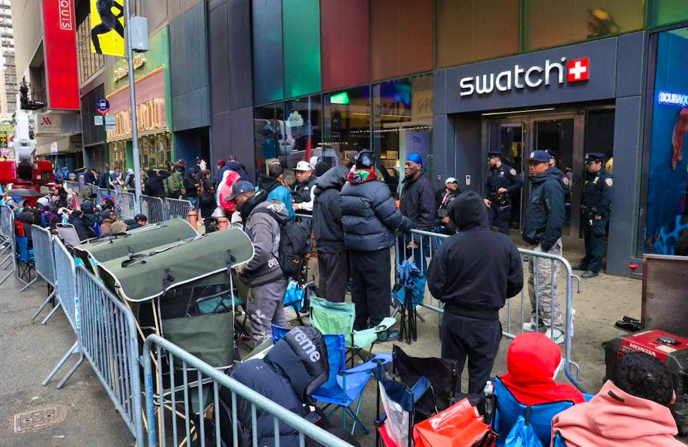 L'operazione, molto partecipata, metteva in vendita orologi frutto della collaborazione tra le case orologiere svizzere Swatch e Audemars Piguet.