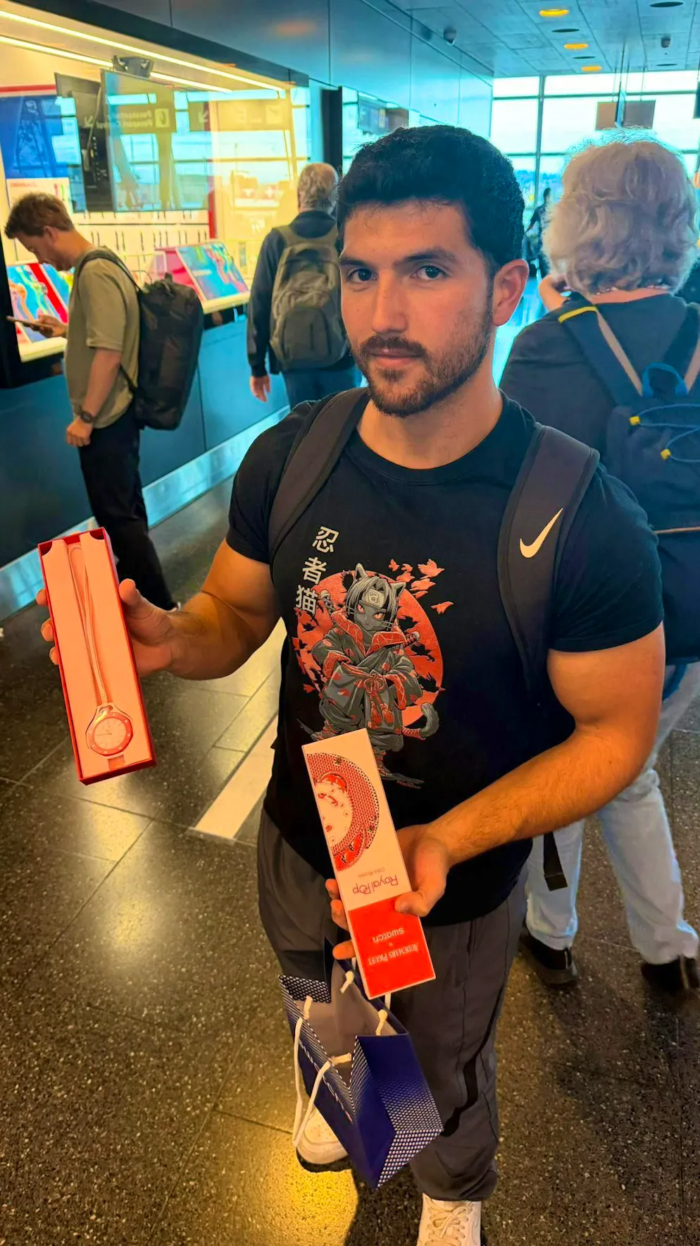 Zurigo: i fan in fila per acquistare il nuovo Royal Pop di Swatch. Valerio ha viaggiato fino a Roma per mettere le mani sull'orologio.