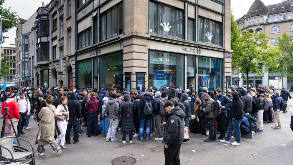 «Royal Pop» sorgt für lange Schlangen vor den Swatch-Läden – Gallery. Am Samstagmorgen war der Andrang vor dem Zürcher Swatch-Laden gross.