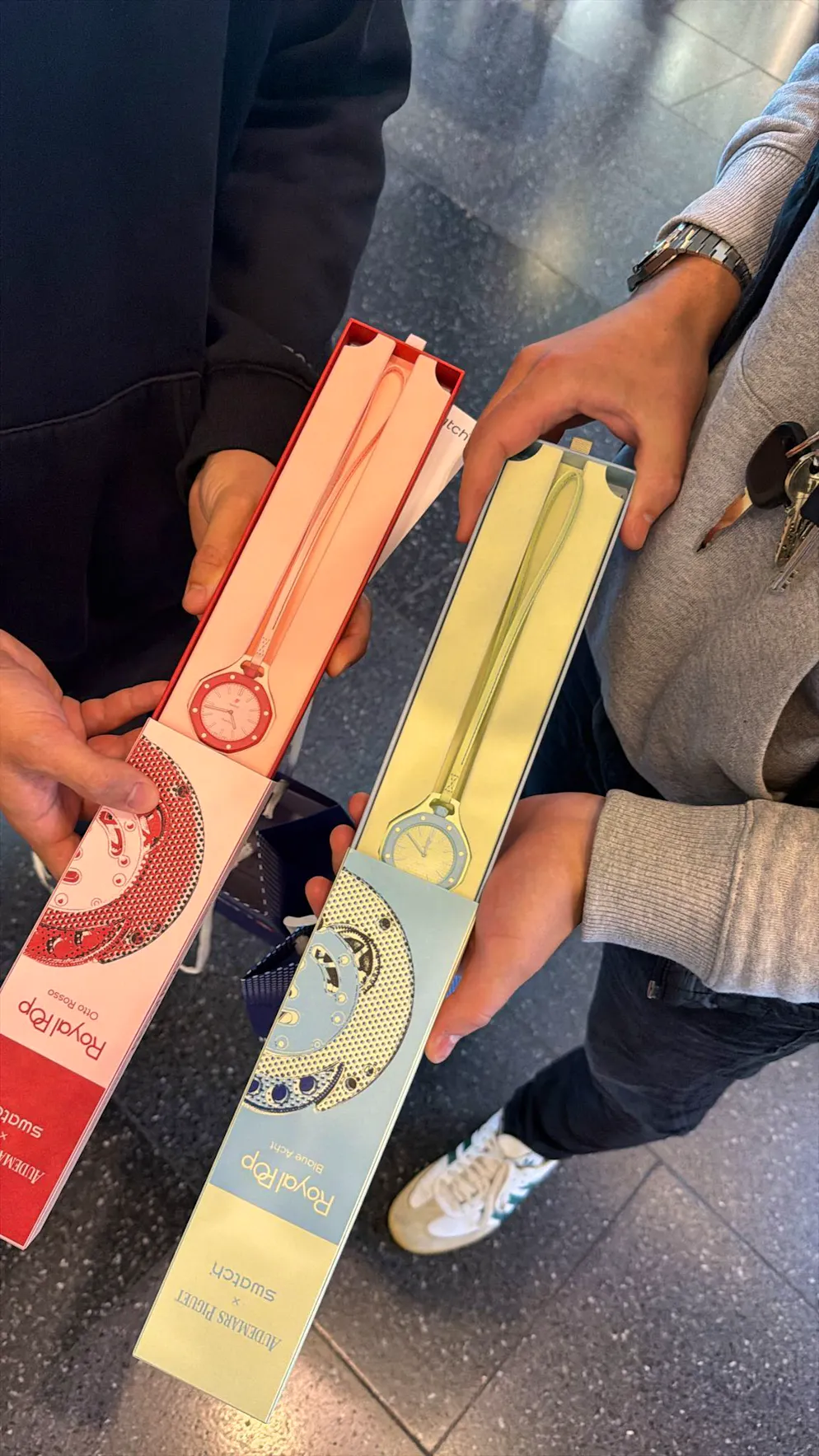 Swatch. Insgesamt acht fabrige Modelle umfasst die «Royal Pop».