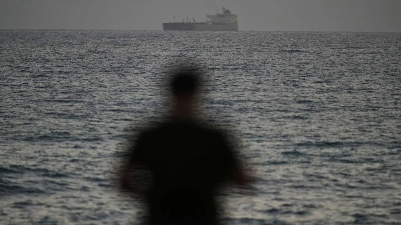Politics. USA allows exemption from sanctions on Russian oil to expire