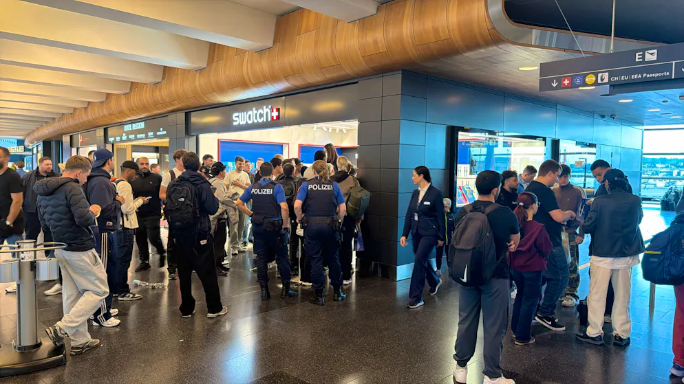 Swatch. Am Flughafen Zürich stehen Fans für die neue Swatch-Spezialuhr Schlange.