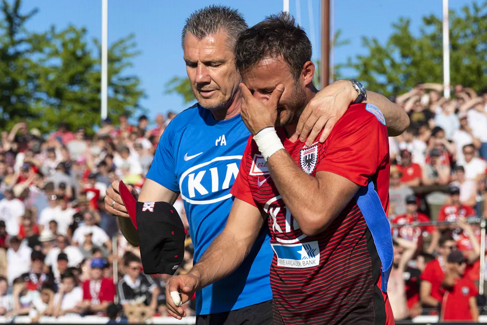 Barrage 2019: Aaraus Assistenztrainer Petar Aleksandrov tröstet Fehlschütze Elsad Zverotic nach dem verlorenen Penaltyschiessen.