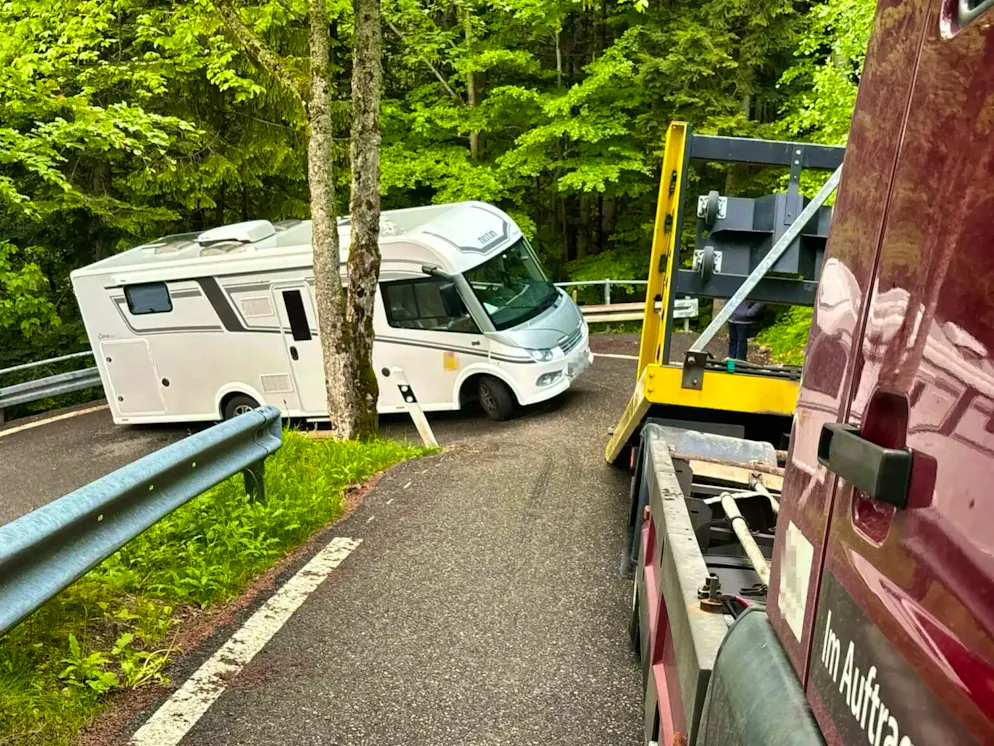 Suddenly it was no longer possible to drive forwards or backwards. The motorhome, weighing over 3.5 tons, had to be towed away in a complex operation.