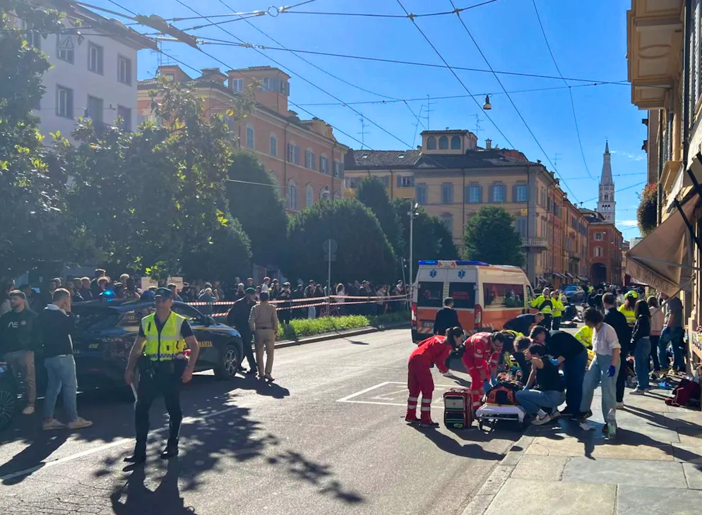 Auto travolge passanti a Modena -16 maggio 2026. Ingenti i mezzi di soccorsi messi in atto per soccorrere le otto persone ferite.