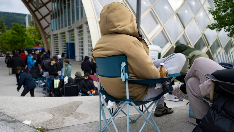 Swatch et Audemars Piguet: des centaines de personnes font la queue – Gallery. Certaines personnes s'étaient équipées de chaises de camping pour être mieux installées durant la longue attente.
