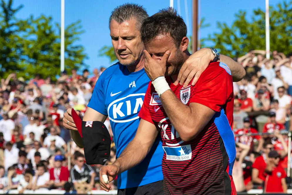 Barrage 2019: Aarau assistant coach Petar Aleksandrov consoles Elsad Zverotic after losing the penalty shoot-out.