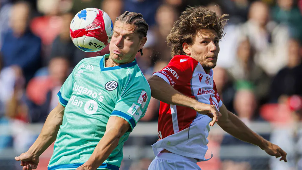 Luganos Kevin Behrens (links) und Sions Numa Lavanchy kämpfen am Samstag im Fernduell um den 3. Platz.