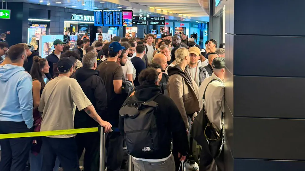Riesiger Hype in Zürich. Fans kaufen extra Flugticket, um Swatch-Spezialuhr im Duty-Free zu kaufen