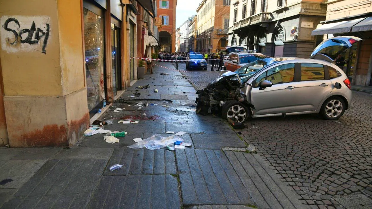 Italien. Autoraser in Modena: Deutsche Touristin unter Verletzten