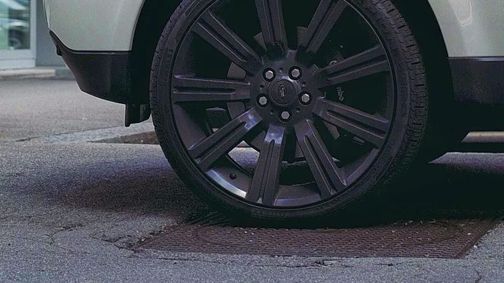 Not thought through to the end: A man hangs a combination lock on the rim of a car parked in his private parking space and causes damage to property (symbolic image).
