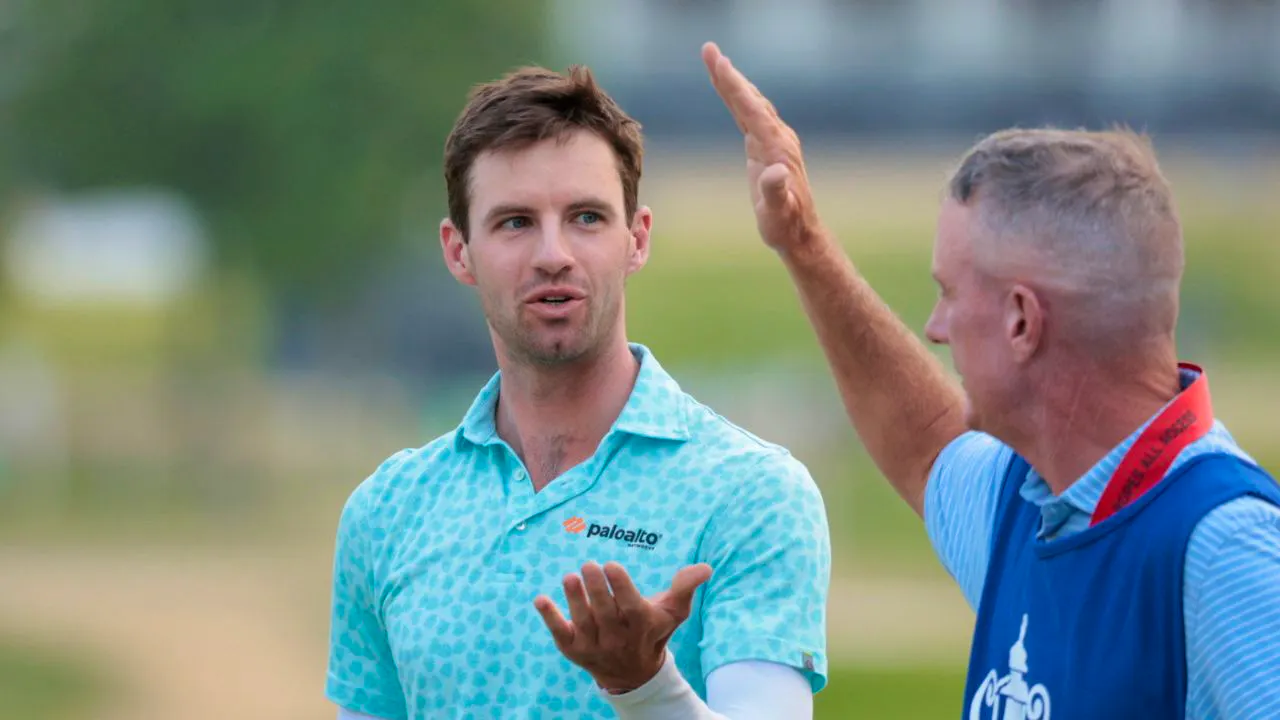 Golf. Outsider Smalley leads before the final round