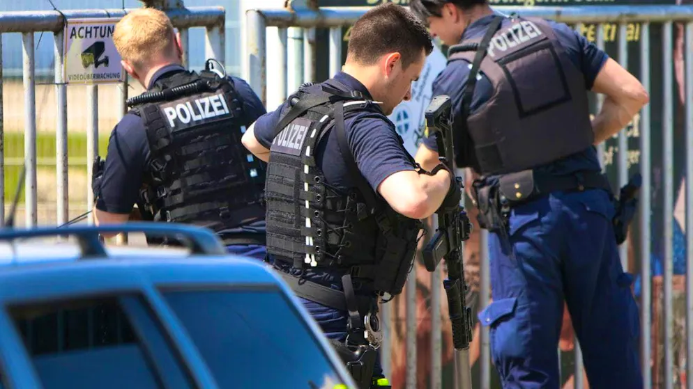 dpatopbilder - Heavily armed police officers are deployed in an industrial estate at the entrance to a plant where a photo of a tiger is hanging. Police shot and killed an escaped tiger near Leipzig this afternoon. The animal had escaped from a private facility, a police spokeswoman said. Photo: -/EHL Media/dpa