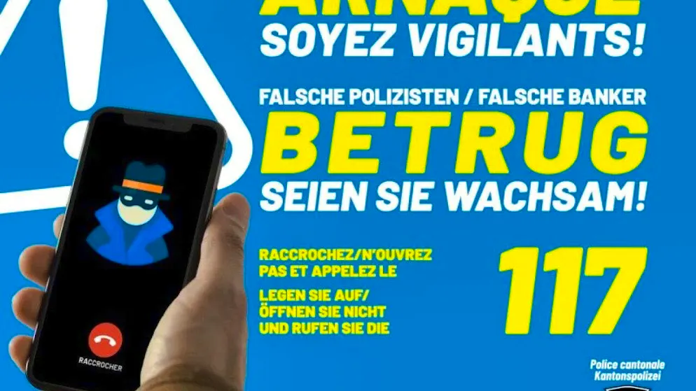 Around 30 fake police officers have hit the canton of Fribourg within two days with their attempted scams. The cantonal police have now put up posters warning of this danger.