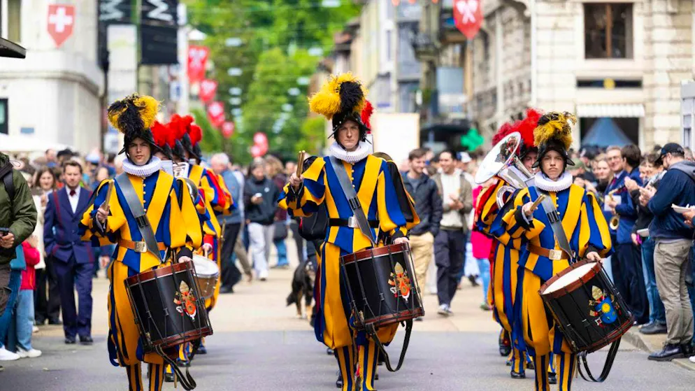 Federal Music Festival attracts over 100,000 people to Biel - Gallery. One of the attractions at the music festival in Biel: the music corps of the Pontifical Swiss Guard.
