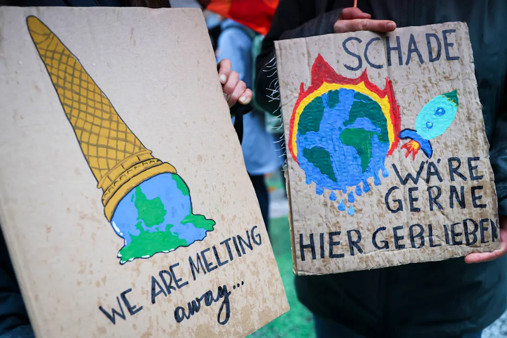 Auf einem Klimaprotest machen Plakate auf die eskalierende Krise aufmerksam. (Symbolbild)