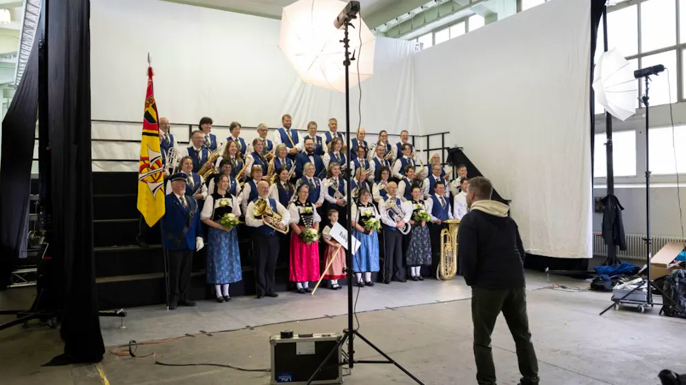 Eidgenössisches Musikfest lockt über 100'000 Menschen nach Biel – Gallery. Die Musikgesellschaft Rubigen posiert fürs Gruppenbild.