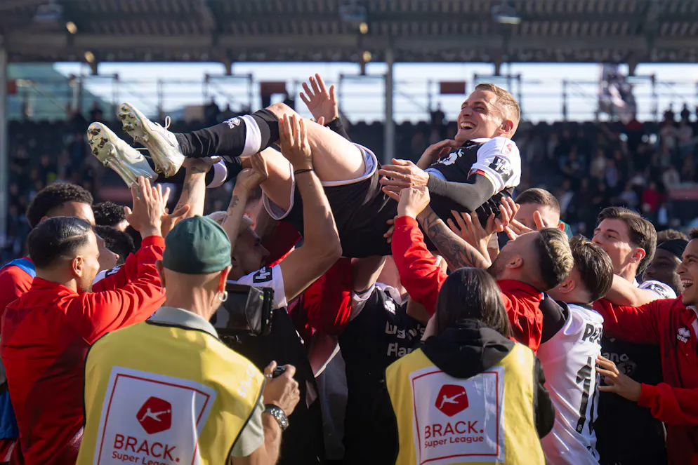 Mattia Bottani festeggiato a fine partita.