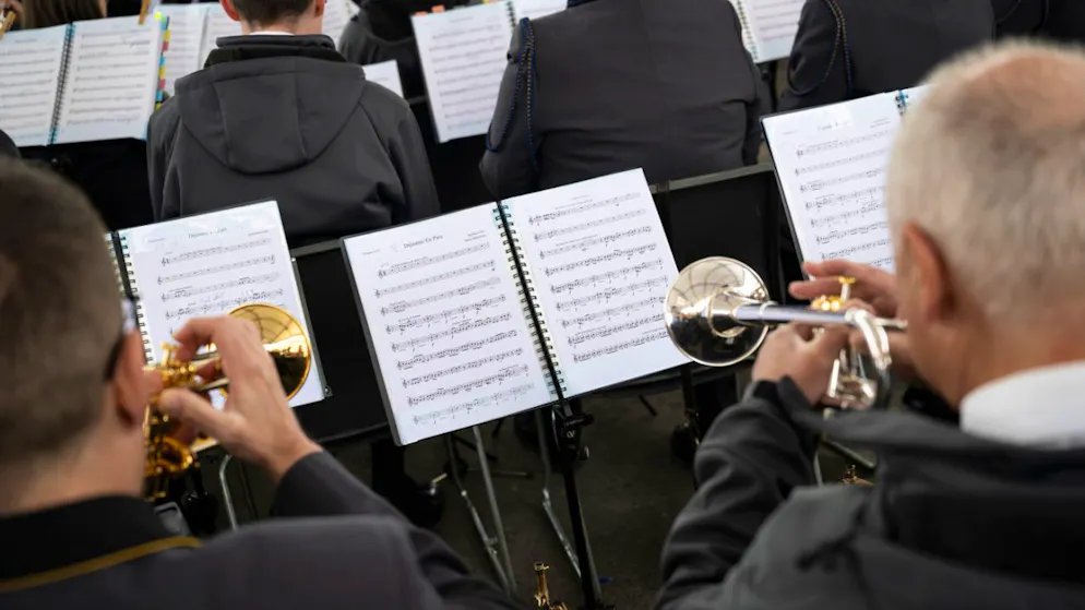 Eidgenössisches Musikfest lockt über 100'000 Menschen nach Biel – Gallery. Die Musikgesellschaft Harmonie Weesen spielt  «Déjeuner en paix» von Stephane Eicher.