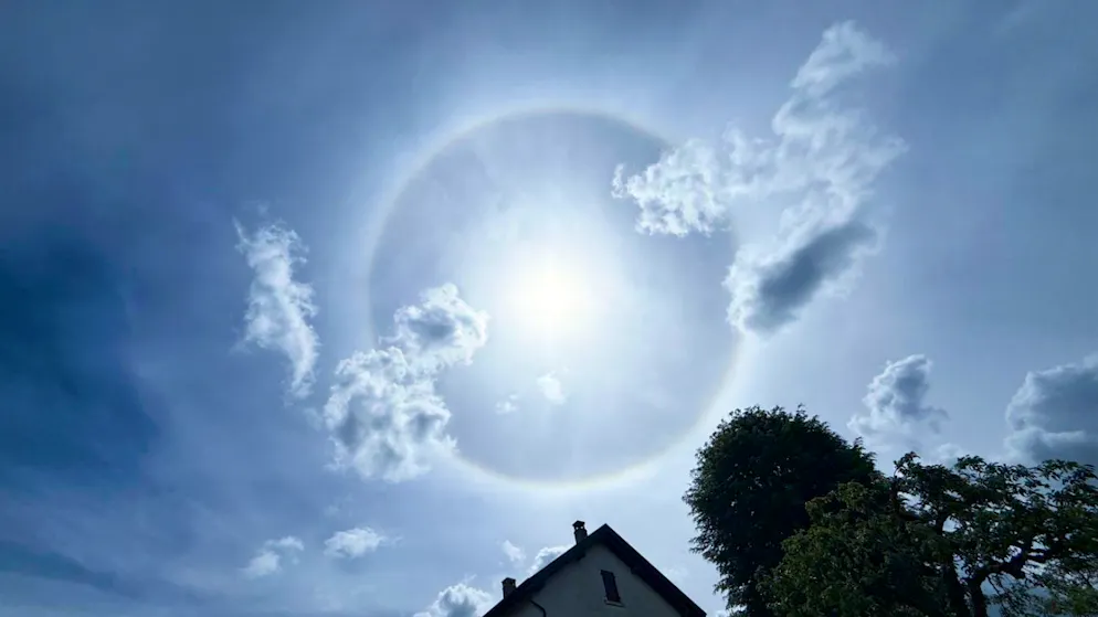Fenomeno meteo. Un fotografo immortala un'aureola sopra Ajoie. Ecco di cosa si tratta