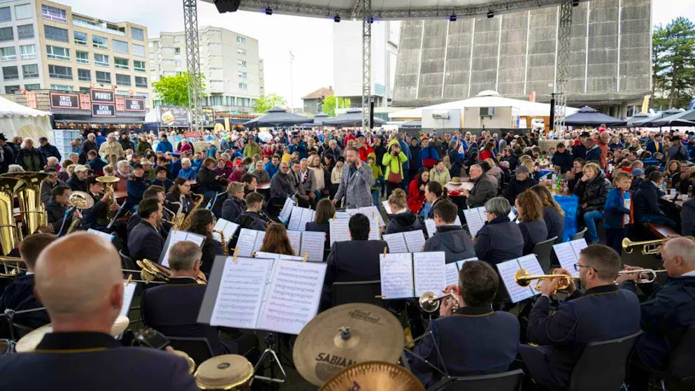 Federal Music Festival attracts over 100,000 people to Biel - Gallery. Great audience response for the musicians in Biel.