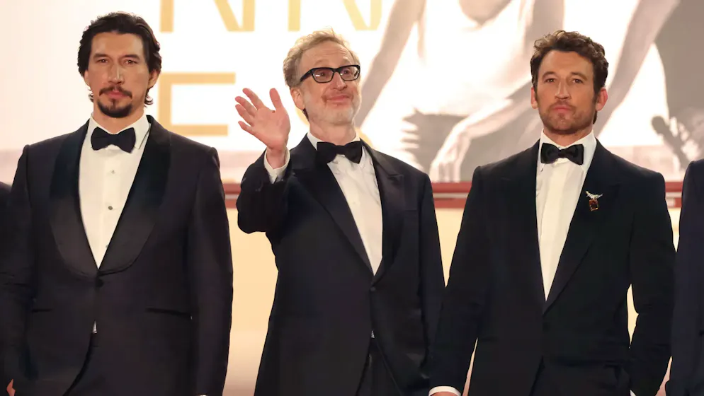 PAPER TIGER. Adam Driver, Regisseur James Gray und Miles Teller bei der Weltpremiere in Cannes