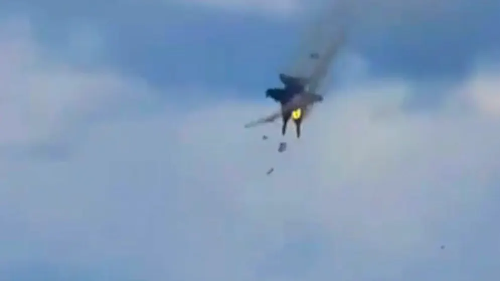 Unfall im Video. Kampfjets crashen mitten in der Luft und stürzen ab