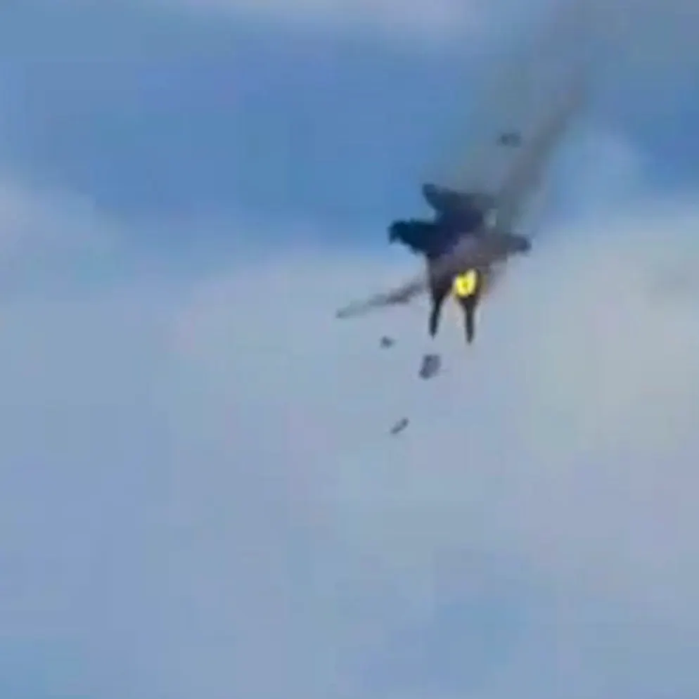 Unfall im Video. Kampfjets crashen mitten in der Luft und stürzen ab