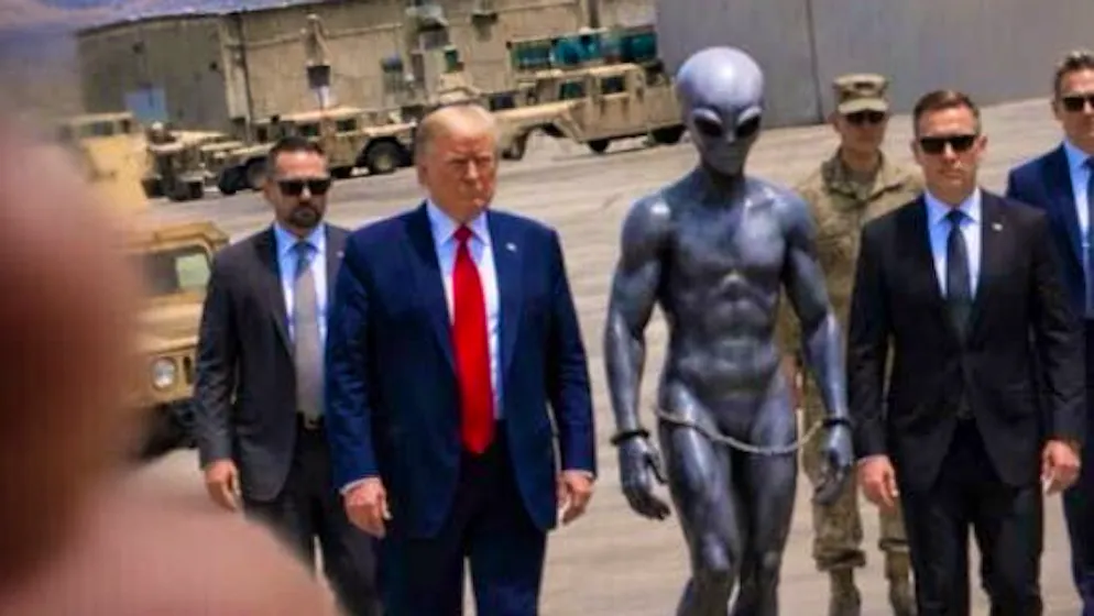 Ecco le immagini create con l'IA. La bizzarra offensiva UFO di Trump continua: ora fa arrestare perfino un alieno nudo