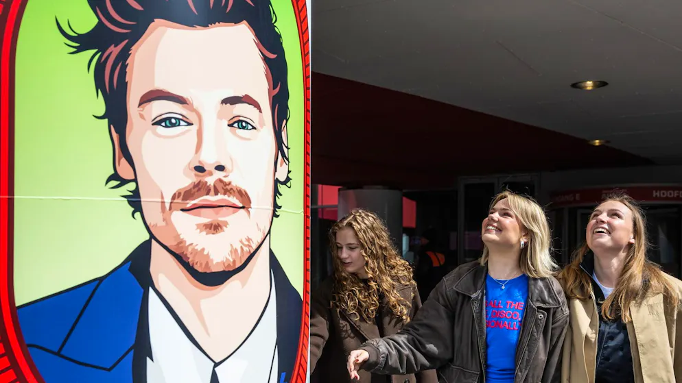 Fans vor einem Porträt des Popstars vor der Johan Cruijff Arena in Amsterdam.