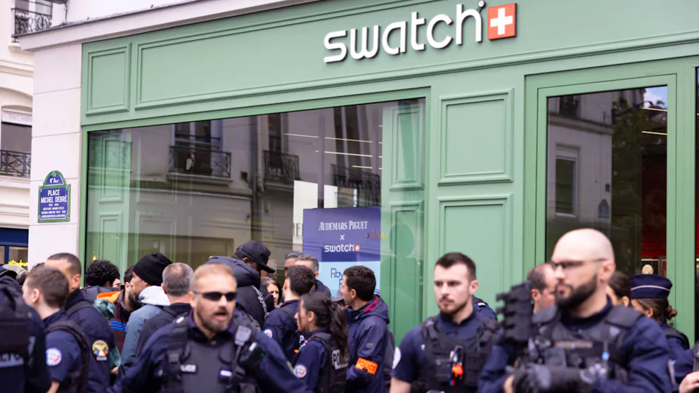 Polizeiaufgebot vor einem Swatch-Laden in Paris am Samstag.