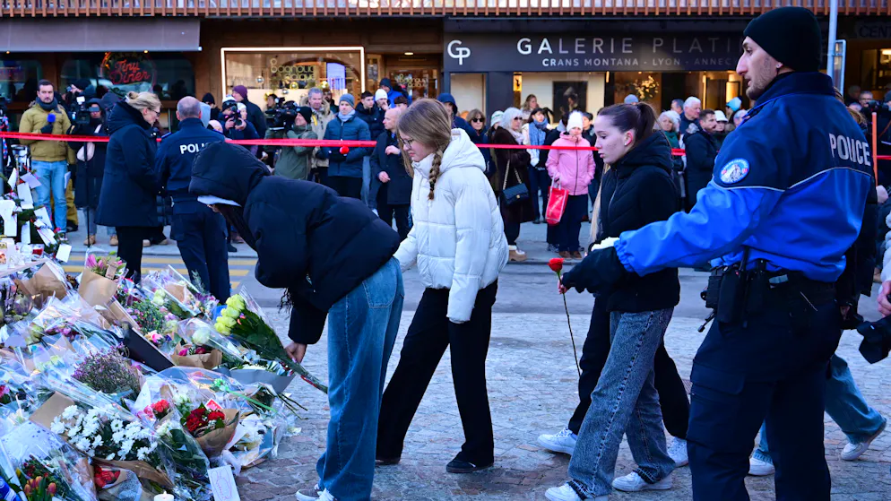 Menschen in Crans-Montana gedenken der Opfer der Brandkatastrophe in der Neujahrsnacht. (Archivbild)